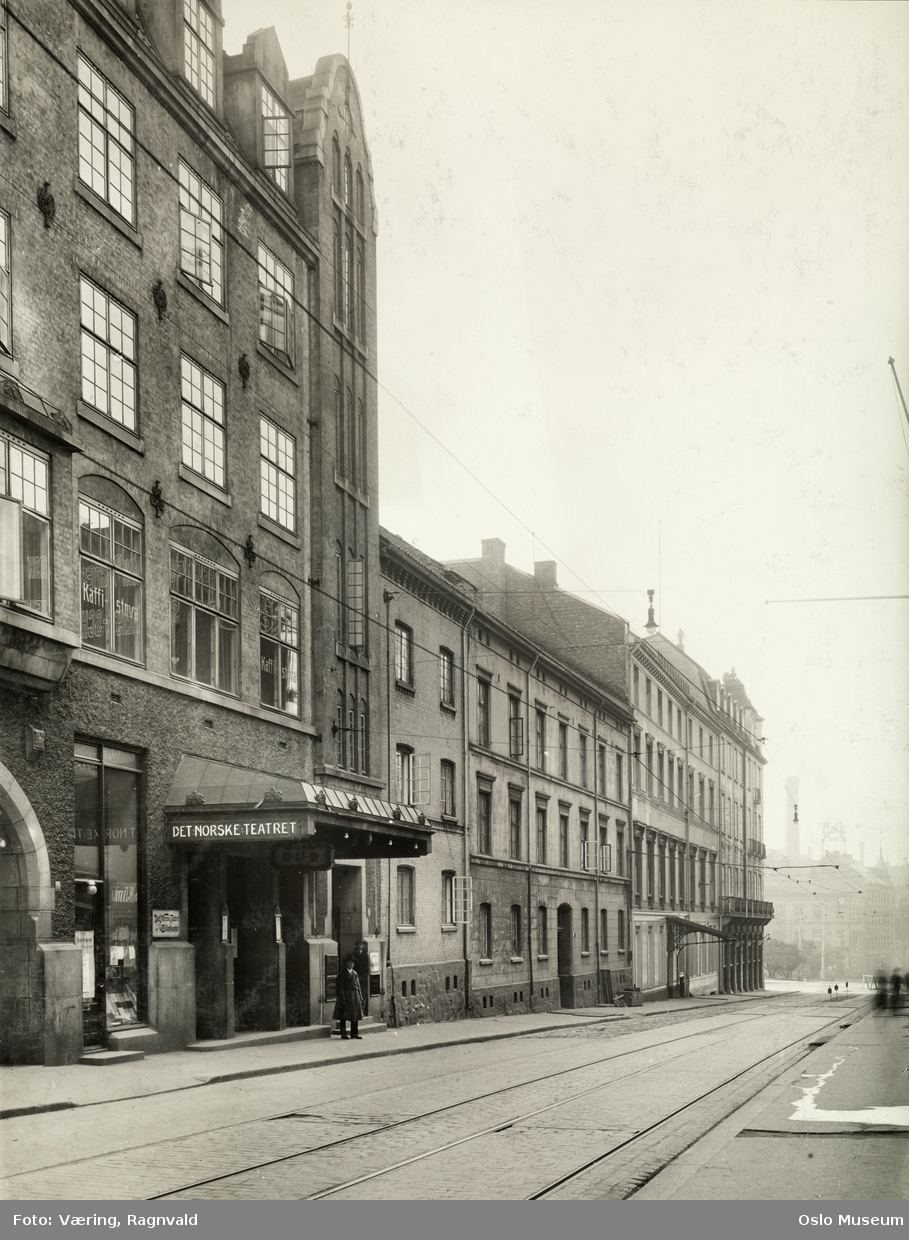 gateløp, Bøndernes hus, Det Norske Teatret, forretningsgårder, Grand Hotel, trikkeskinner