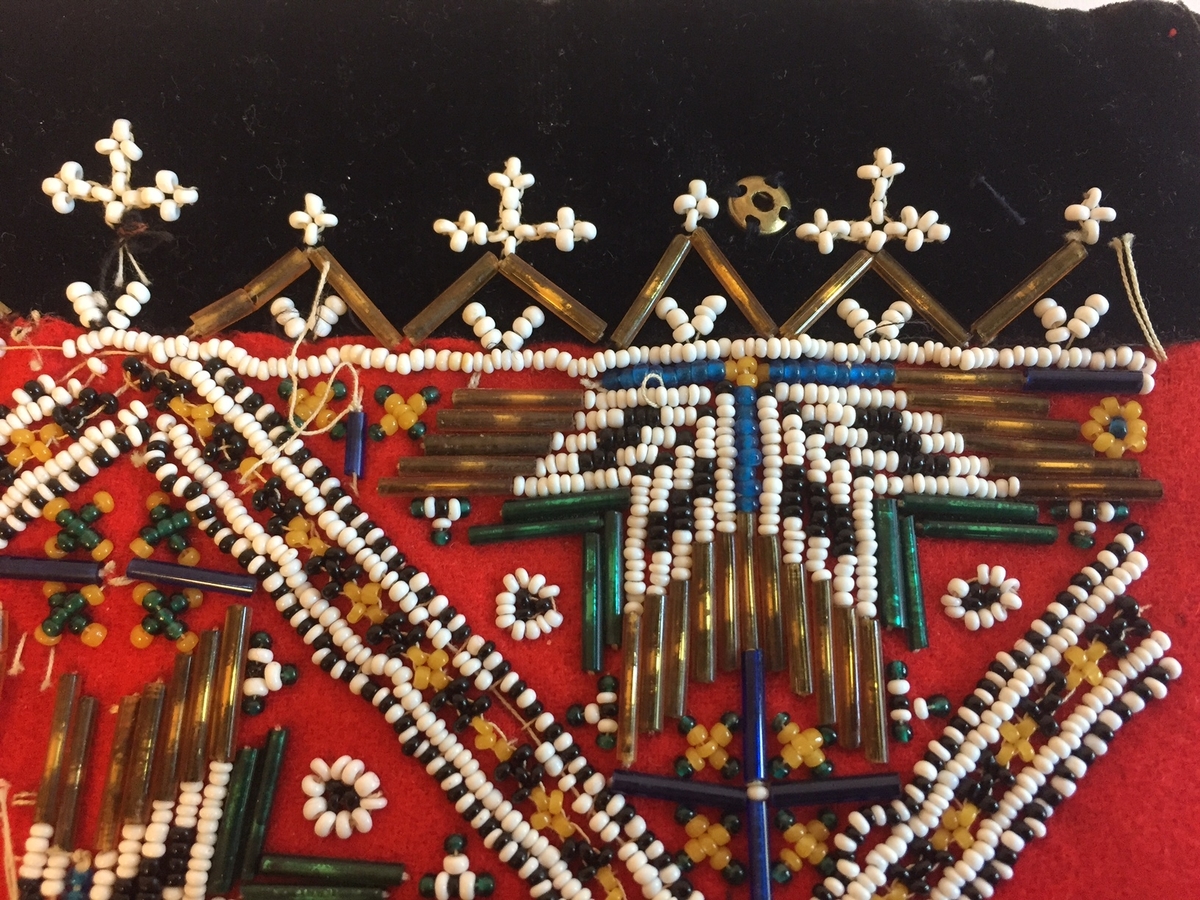 Lue, bryststykke/bringeduk og belte (C) til hardangerbunad, forkle (E) og skjorte (D) med hardangersømdetaljer.