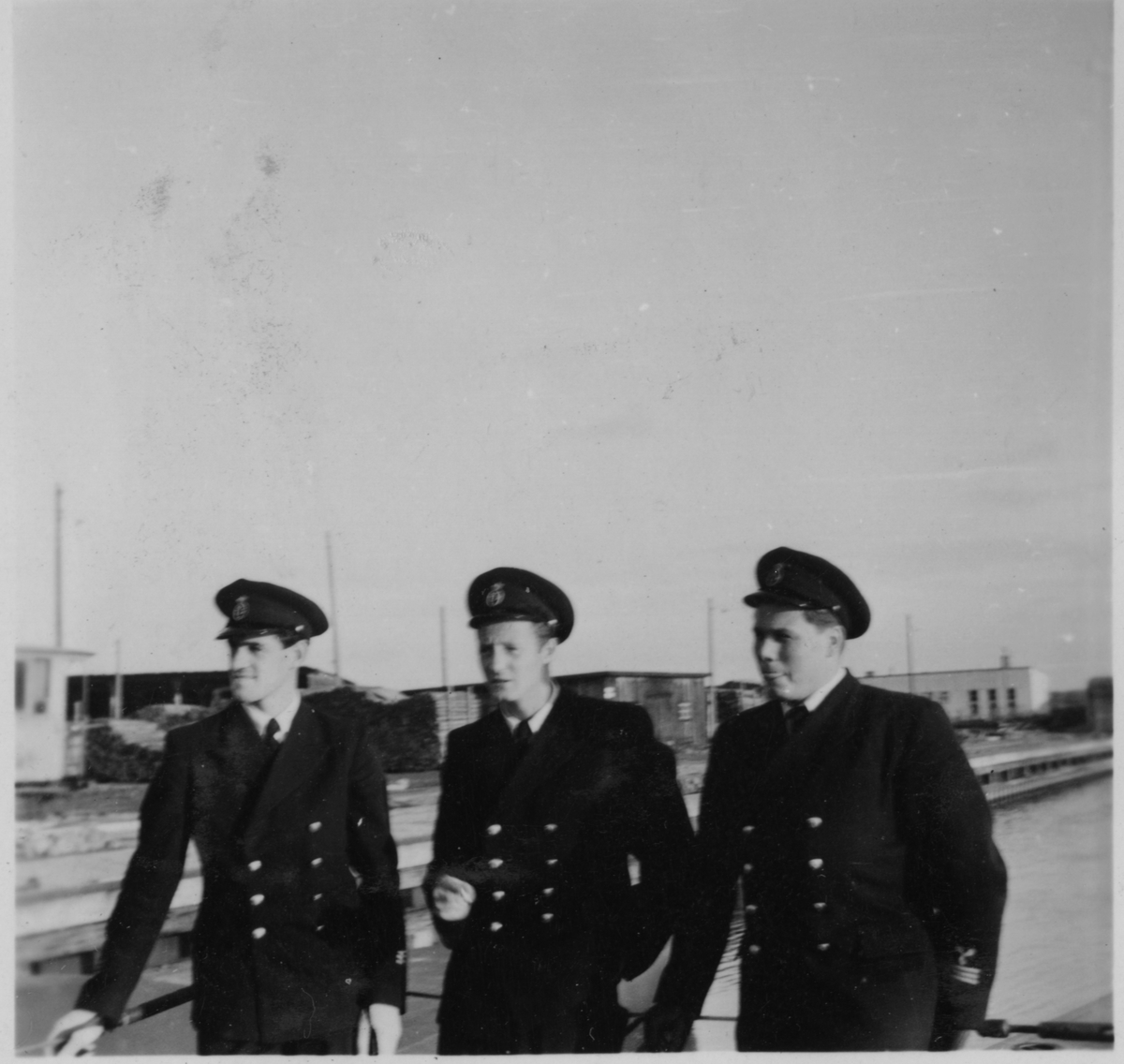 Lennart Wållberg Norrköping var förste kock på ubåten Neptun 1954 Neptuns långresa 1954.
Tre glada ubåtsbefäl låndgångsklara