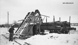 Tømmerlessing på jernbanevogn ved hjelp av såkalt "hest" ell