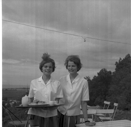 Annika och Monika Adolfsson vid Kaffestugan på Grännaberget år 1962.