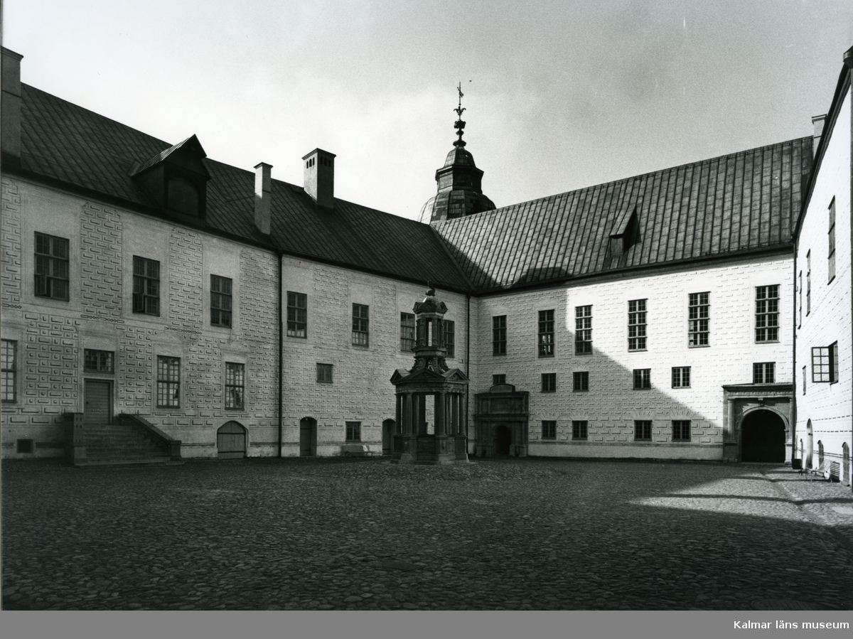 Kalmar slott, borggården med brunnen