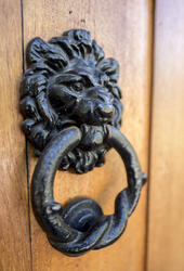 Storhamarstuene har inngangsdør med svart smijerns dørhammer i form av et løvehode.