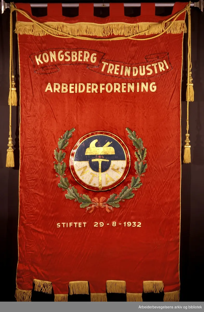 Kongsberg treindustriarbeiderforening.Stiftet 29. august 1932..Forside..Fanetekst: Kongsberg treindustri arbeiderforening.N.T.A.F..Stiftet 29-8-1932