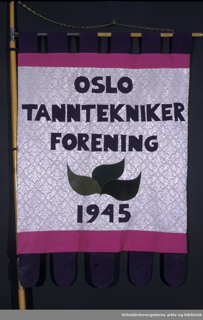 Oslo tannteknikerforening..Fanetekst: Oslo Tannteknikerforening.1945.