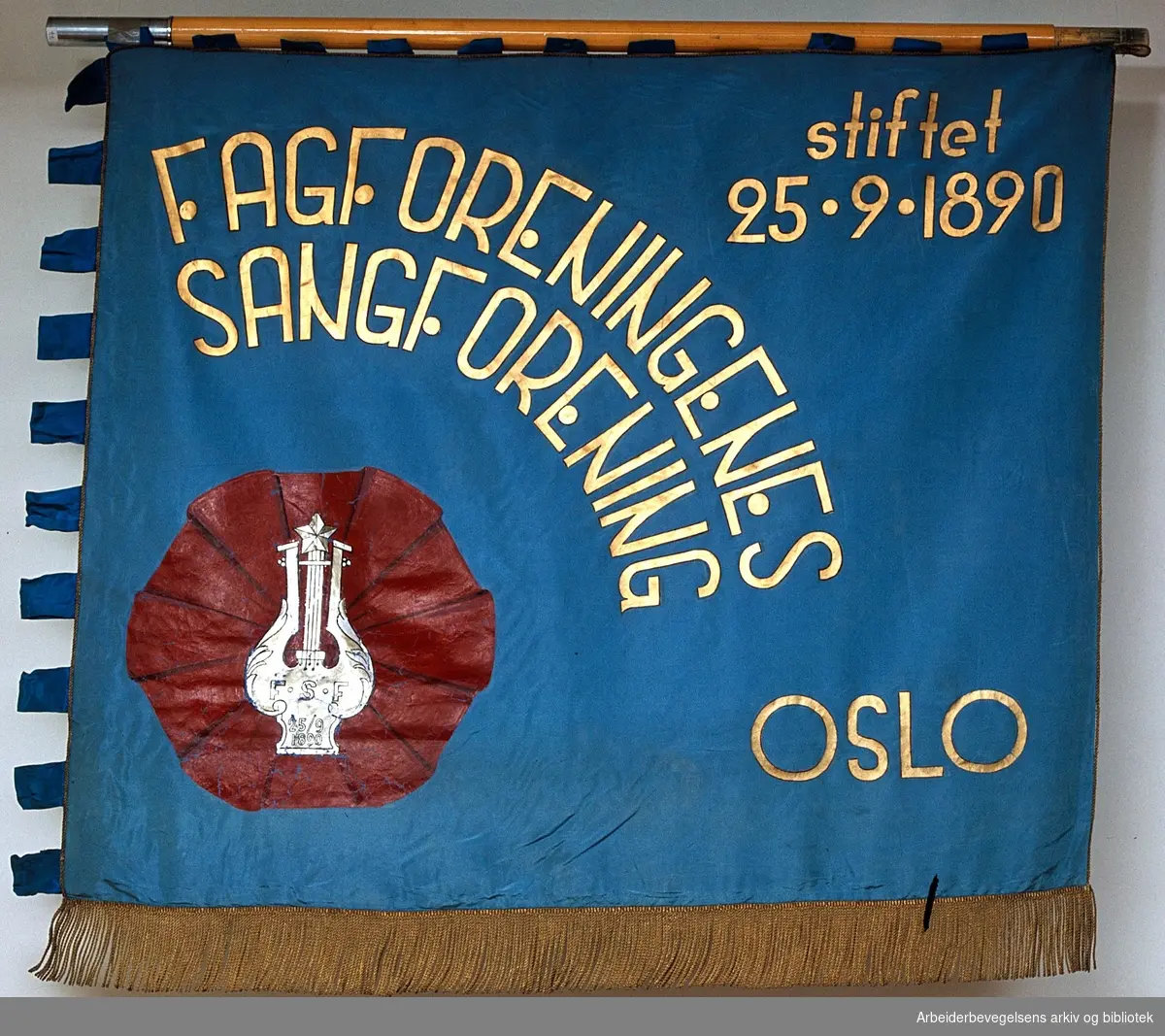 Fagforeningenes sangforening, Oslo .Stiftet 25. september 1890..Forside..Fanetekst: Fagforeningenes Sangforening Oslo. Stiftet 25-9-1890