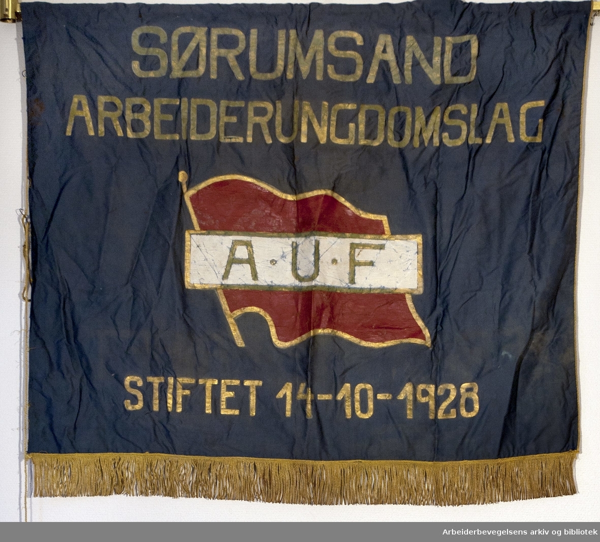 Sørumsand arbeiderungdomslag AUF.Stiftet 11. oktober 1928..Forside..Fantekst: Sørumsand Arbeiderungdomslag AUF.Stiftet 11. oktober 1928