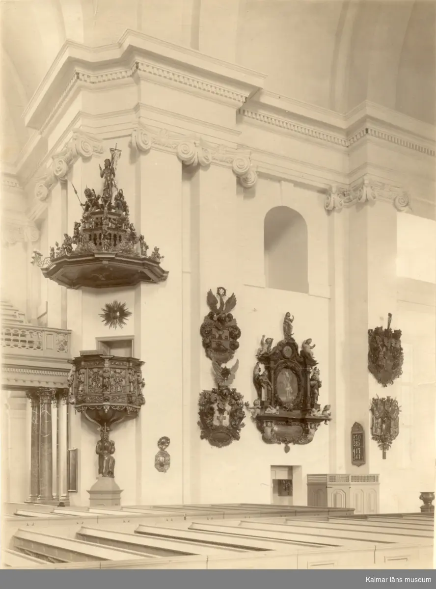 Interiör av Kalmar domkyrka, predikstolen och nordöstra väggen med ingången till sakristian och epitafier.