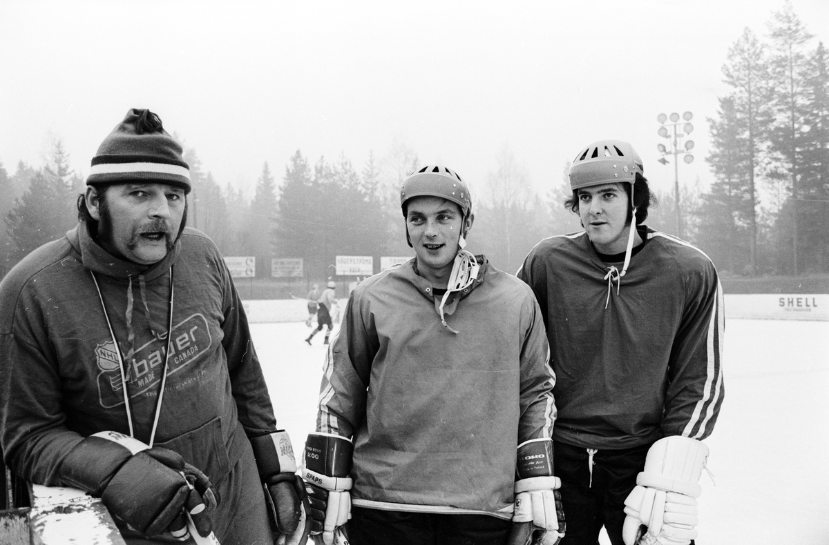 "Inför hockeypremiären i Tierp", Uppland 1972
