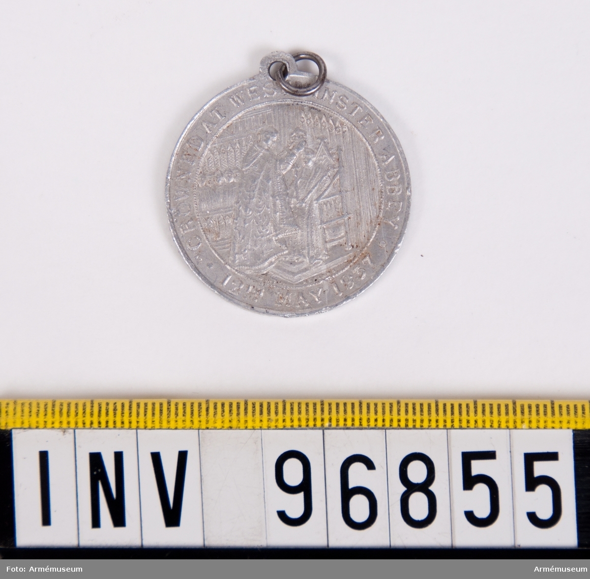 Medalj utan medaljband från Storbritannien med motiv av drottning Elizabeths kröning.