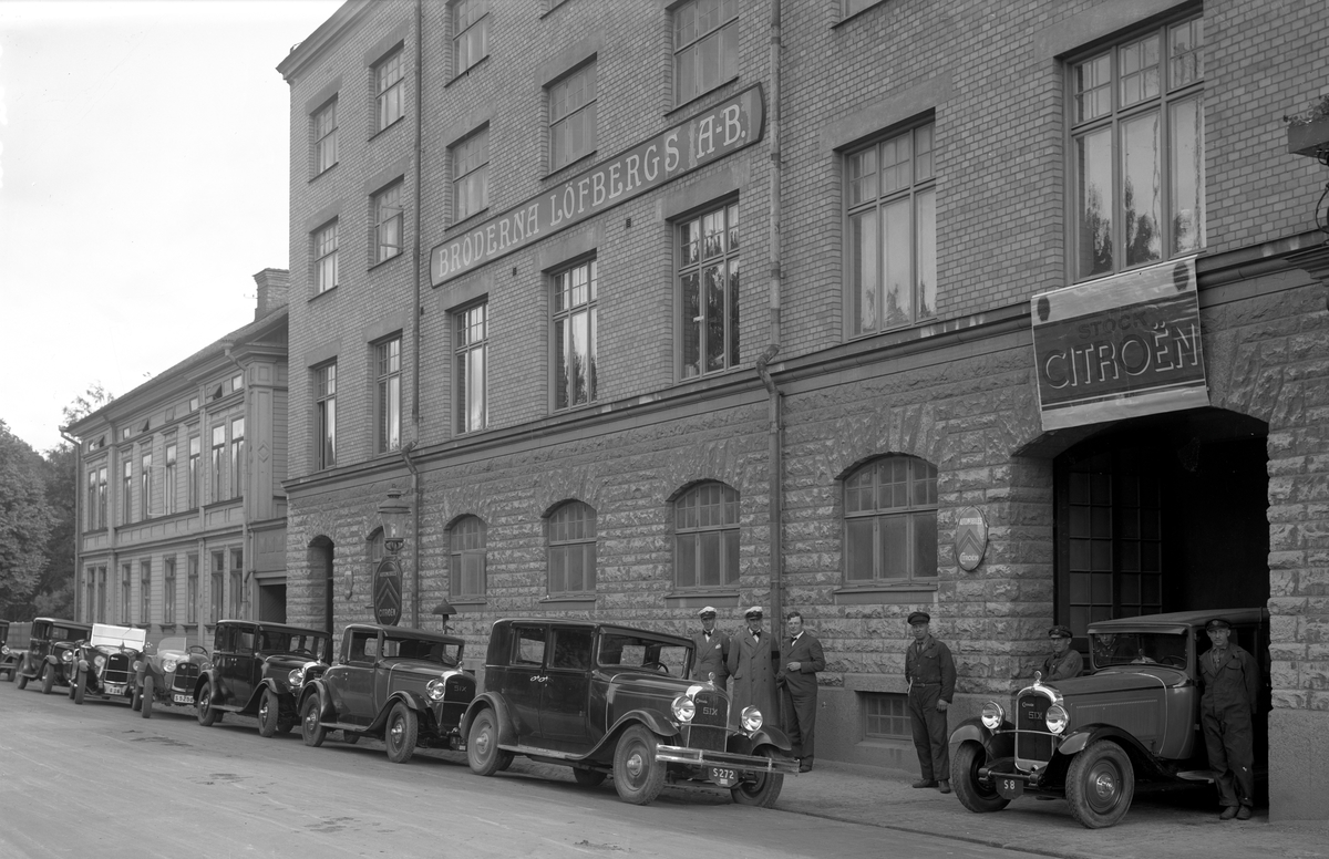 Bröderna Josef, Anders och John Löfberg delade upp företaget mellan sig år 1927 i 3 delar med import av kolonialvaror, kaffe och bilar. Byggnaden uppfördes 1912 och bilden togs 1929.