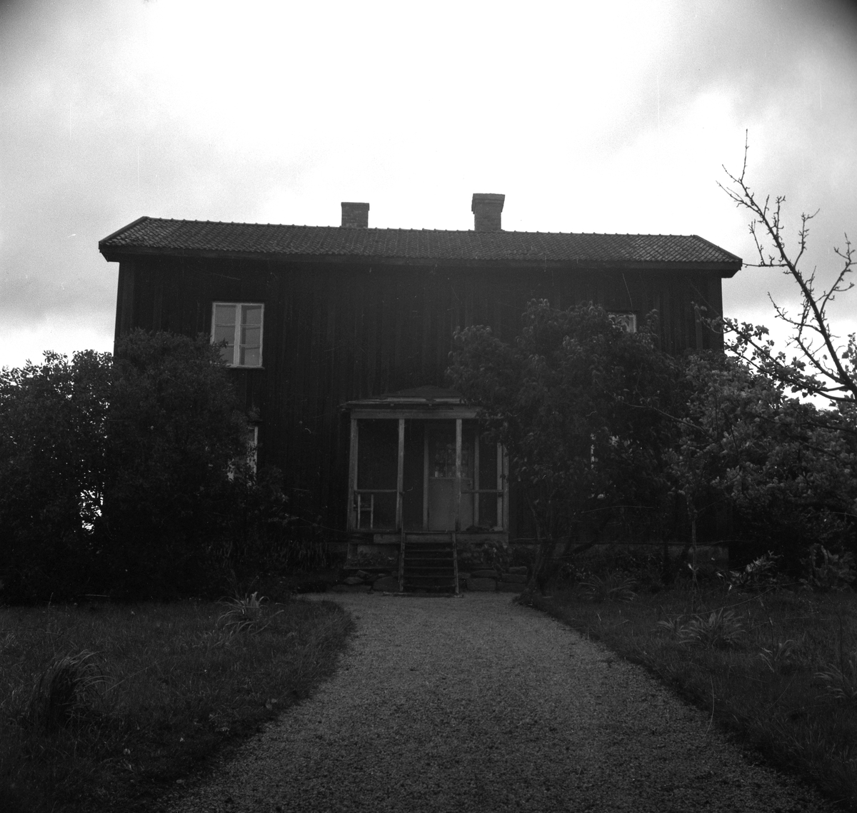 En serie bilder tagna i slutet av 1940-talet av gårdar och bostäder i Karlstads utkanter: Gräsdalens gård