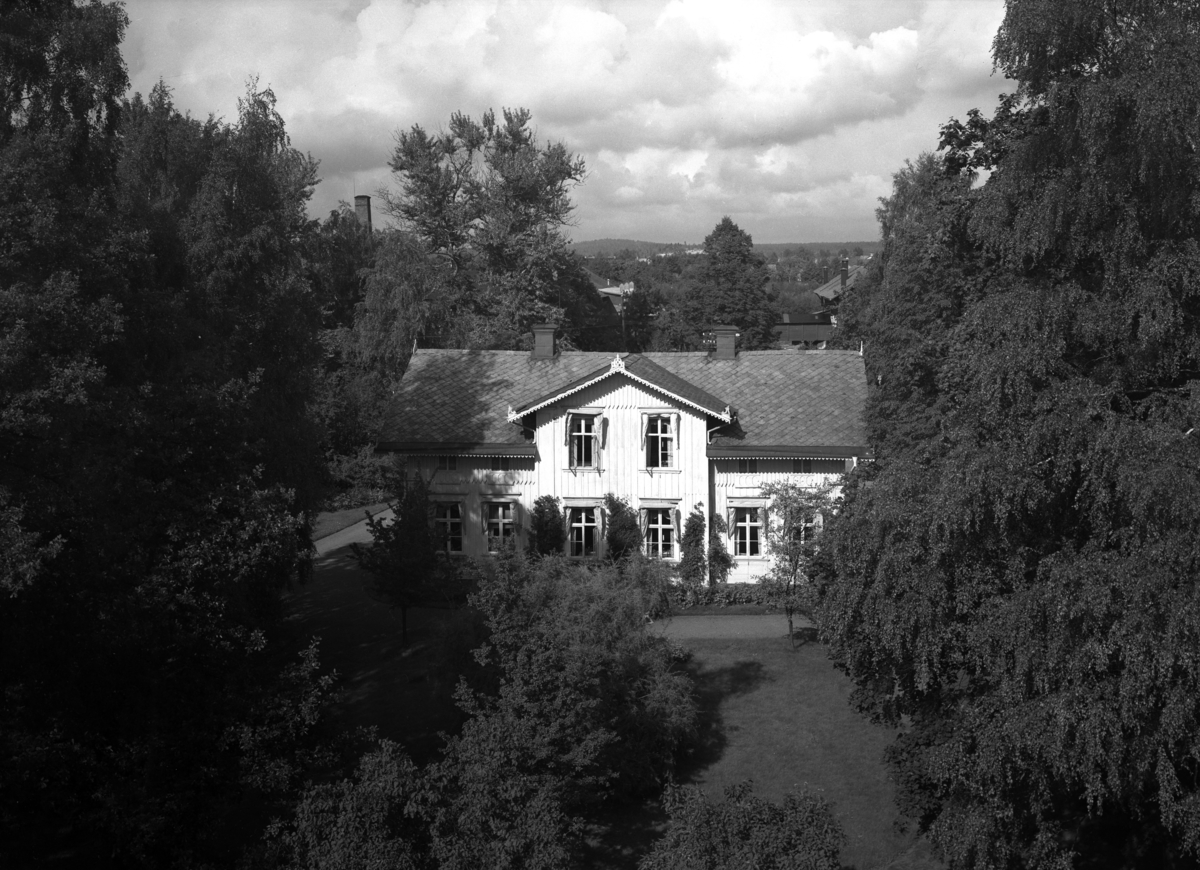 Marielunds gård i kvarteret Ödlan i Haga med Lindgrenska garveriet skymtande i bakgrunden på denna bild från 1936. Kvarteret bebyggdes 1958-60 av L E Lundberg AB.