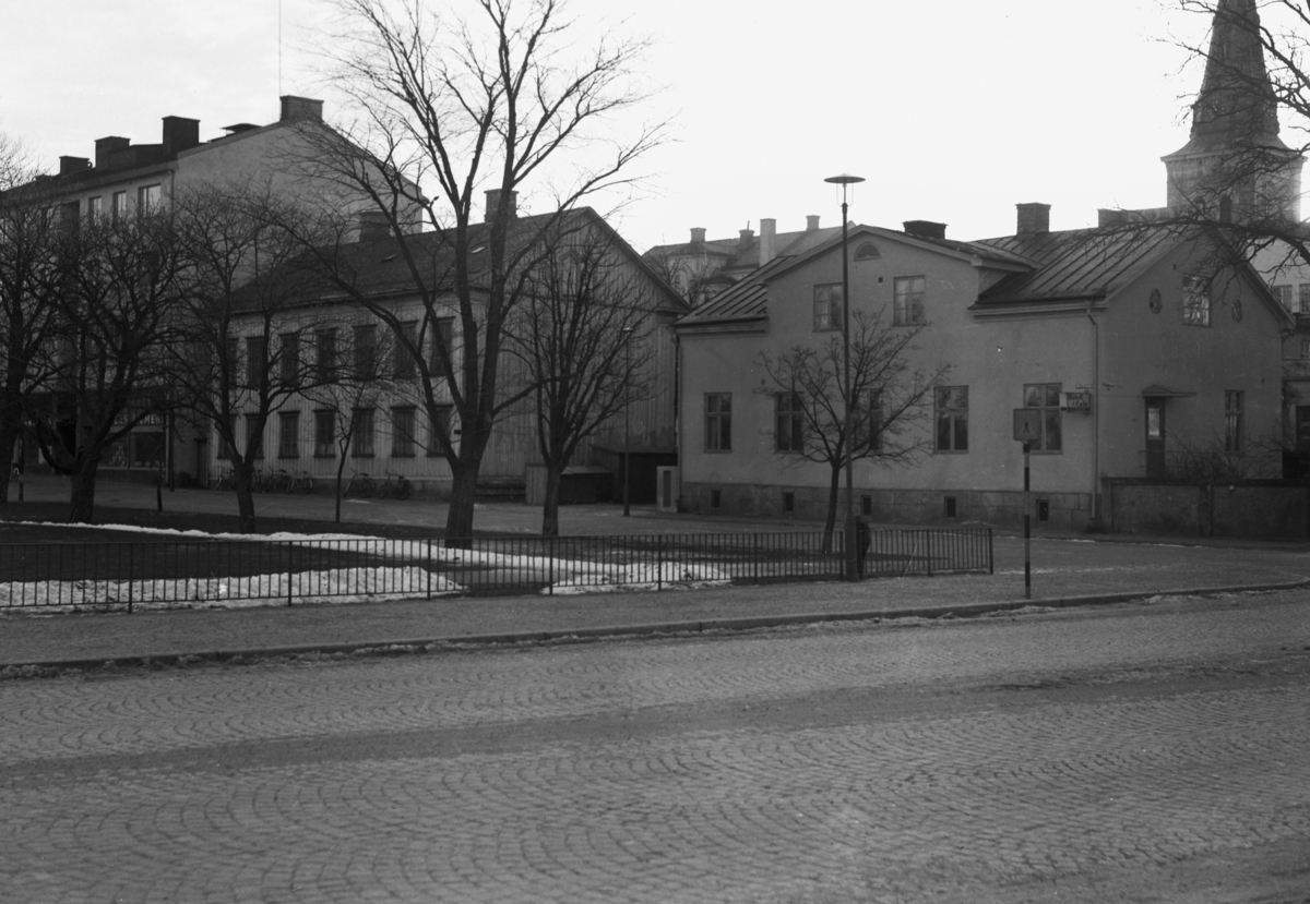 Husen vid Norra Strandgatan 7, 9 och 11 år 1949. I byggnaden till höger låg tidigare Hotell Turisten, ett enklare hotell med café.