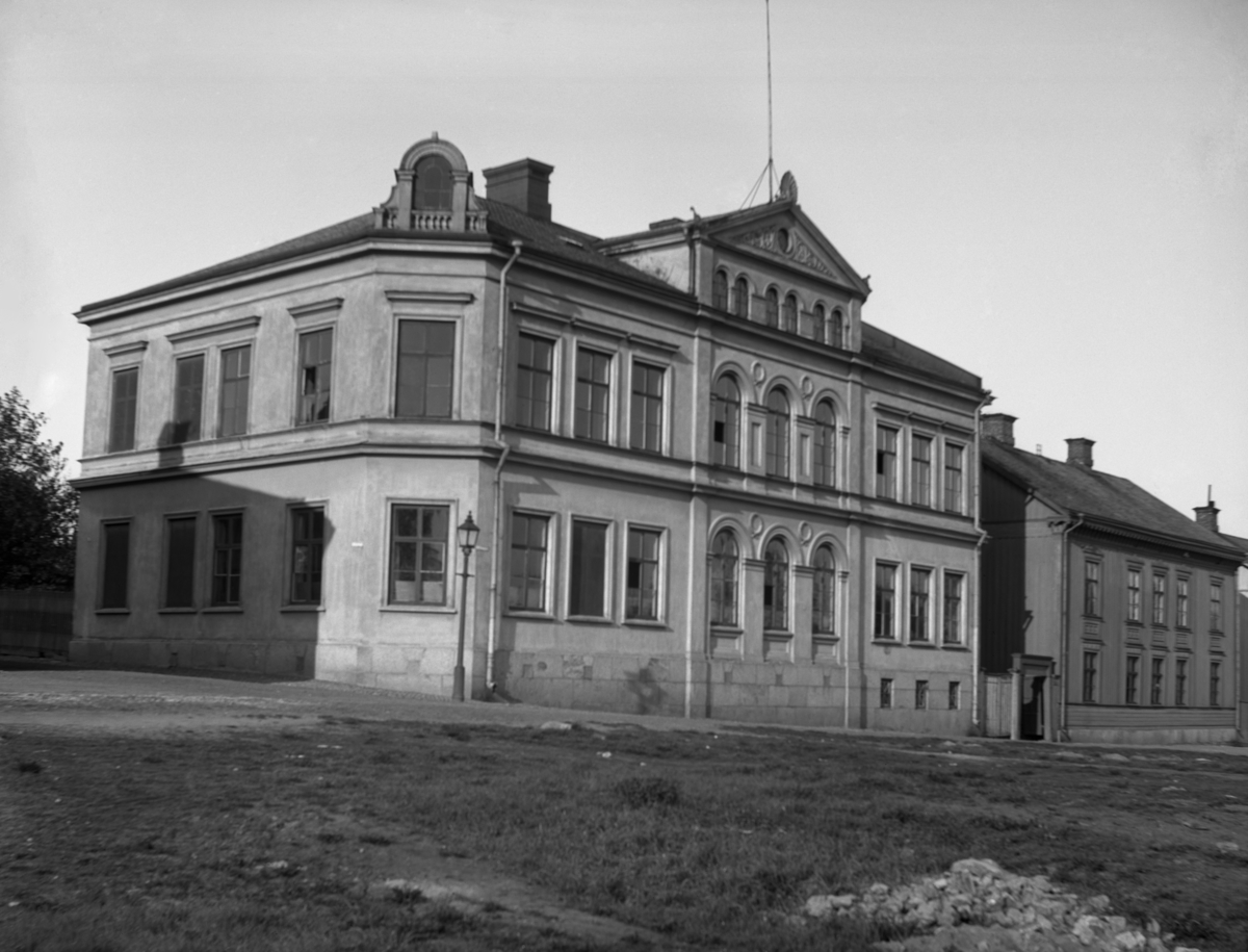 I fonden Karlstads första läroverk för flickor, senare Norra skolan. Huset togs i bruk som flickskola hösten 1878 och används nu som kontor. Bilden tagen ca 1895.
