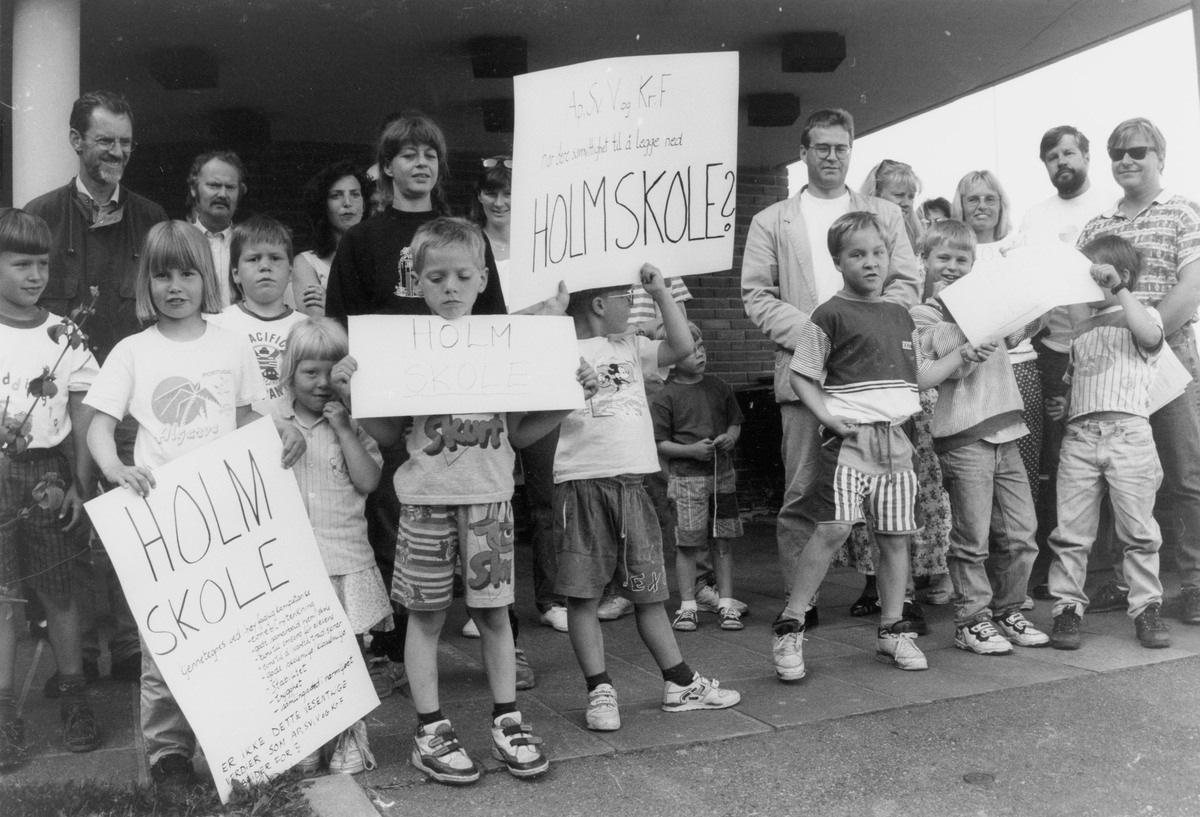 Elever og foreldre demonstrerer mot nedlegging av Holm skole.