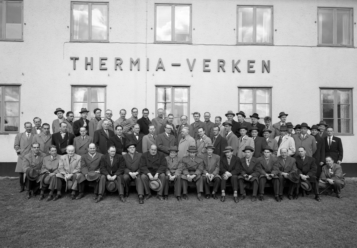 Personalen vid Thermia-verken framför fotografen 58-04-24.