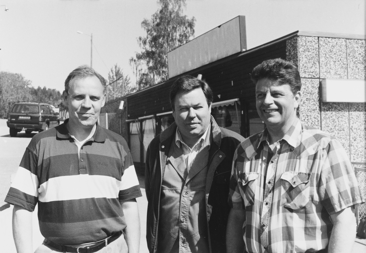 Tannlege Hans Fredrik Andresen, kjøpmann Kjell Øybakken og revisor Harald Cyren foran næringsbygget i Stasjonsveien som skulle bli helsesenter.