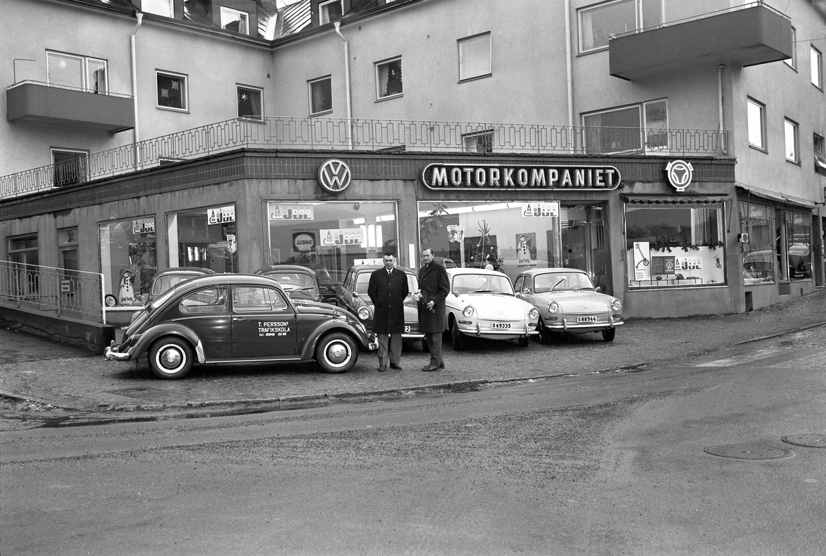 T Perssons körskola köper/hyr sin 100:ade Volkswagen av Motorkompaniet på Kyrkogatan 42 i Arvika. Bilden togs 3 december 1966.
