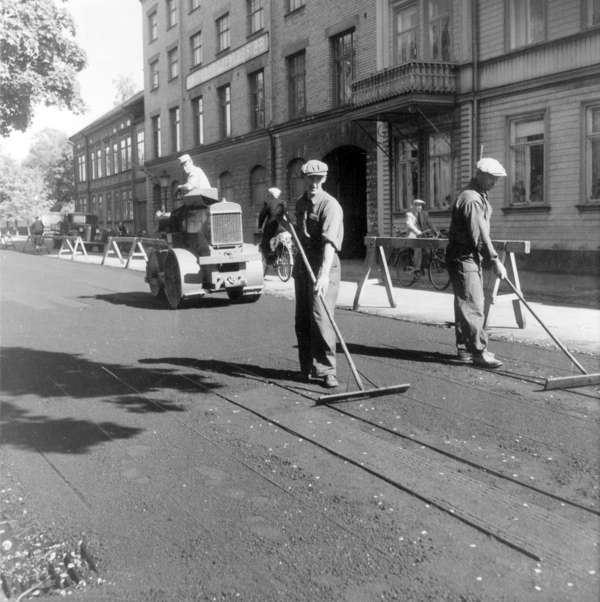Trädgårdsgatan norr om kvarteret Rosenbad asfalteras 1948.