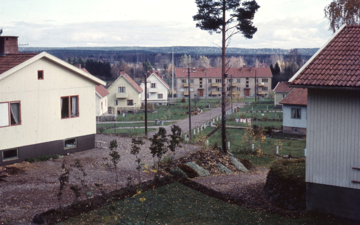 Vy över Enstavägens småhusbebyggelse ner mot det som då var pensionärshemmet i Edsvalla. Bilden tagen i oktober 1957.