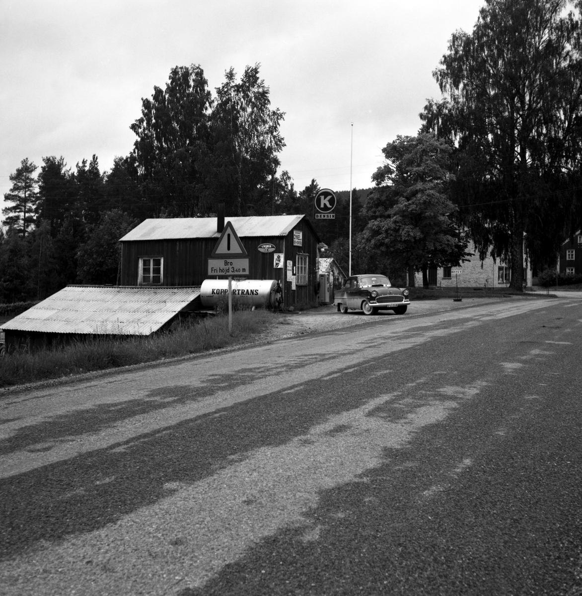 Någonstans i Värmland - från slutet av 1950-talet: Gräsmark. Lämna gärna en kommentar om du vet något om bilden.