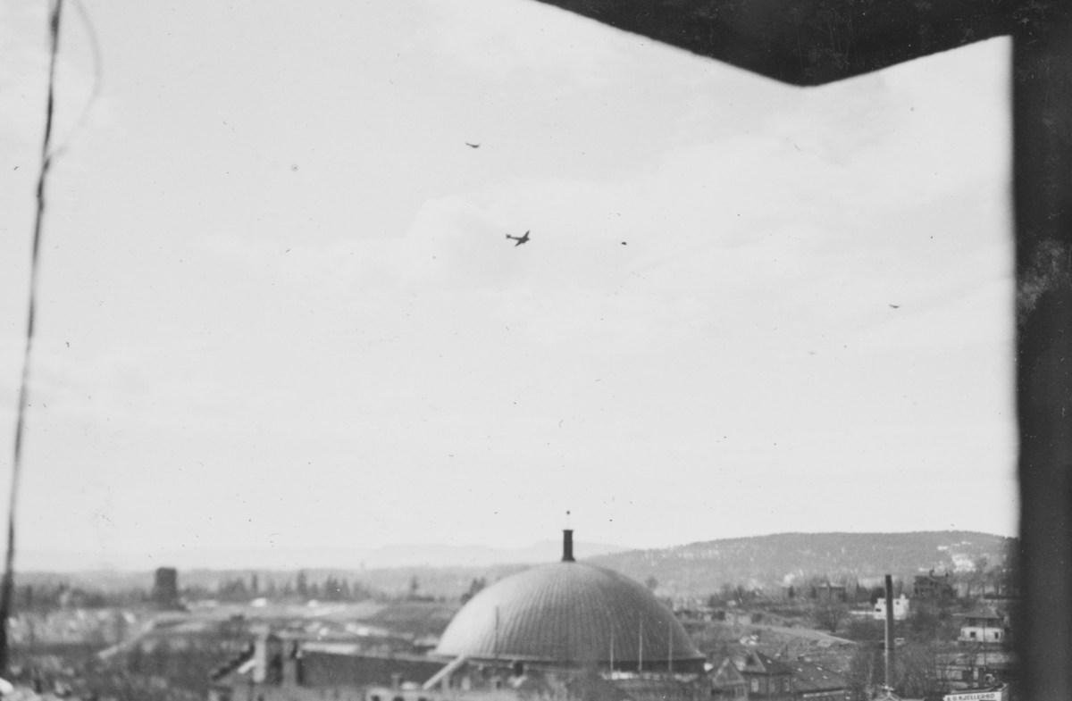 Tyske bombefly over Oslo 10. april 1940. I forgrunnen kuppelen på Colosseum kino.