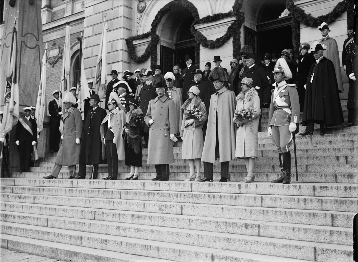 "Jubileumsfästligheterna glansfullt inledda" - kung Gustav V med följe på trappan till Universitetshuset, Uppsala september 1927