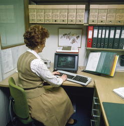 Kvinne ved datamaskin