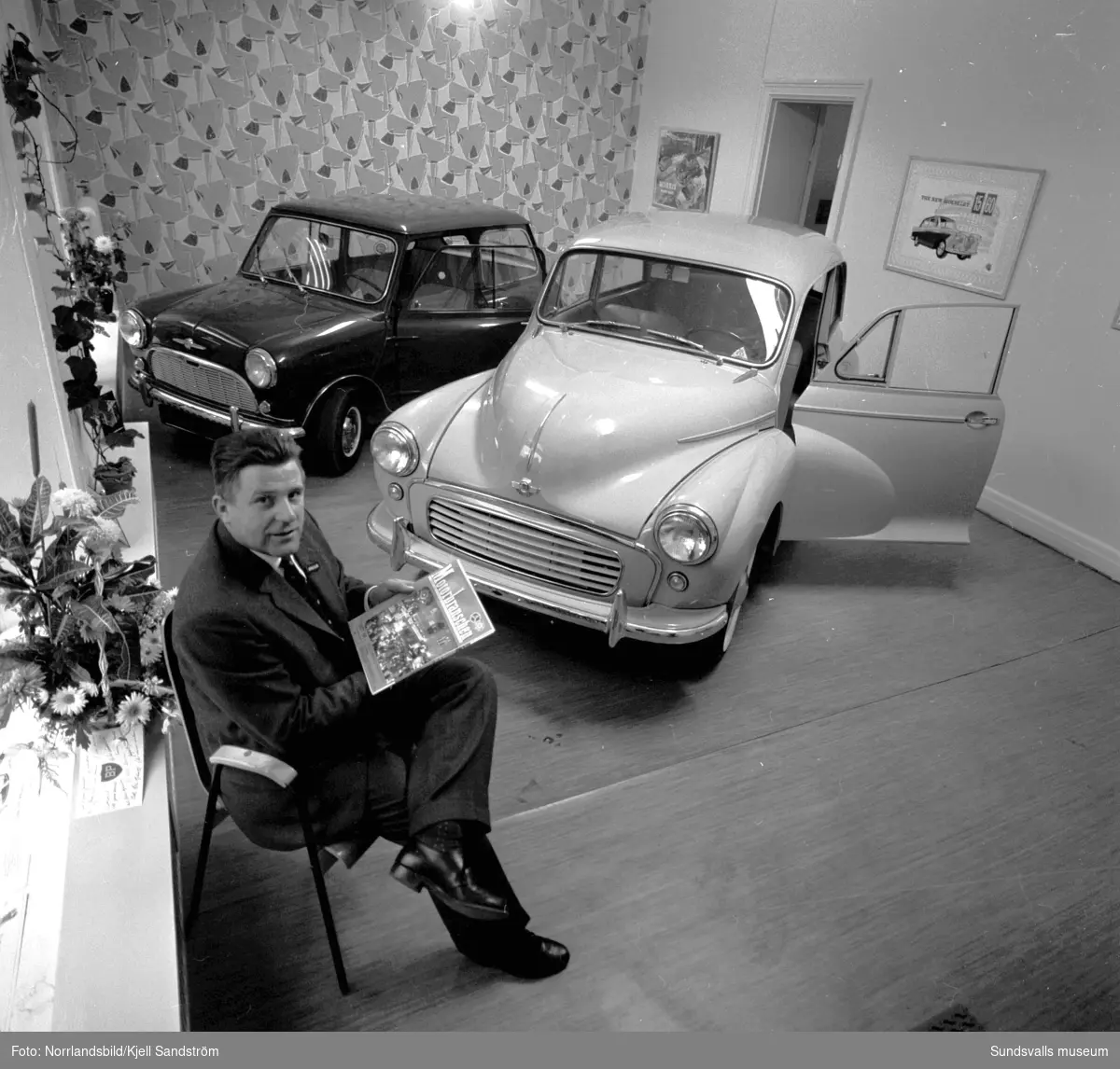 Tage Winblad & C:o bilfirma, som säljer bilmärket Morris, öppnar i nya lokaler på Trädgårdsgatan 17. Två bilar får plats i den lilla utställningshallen.