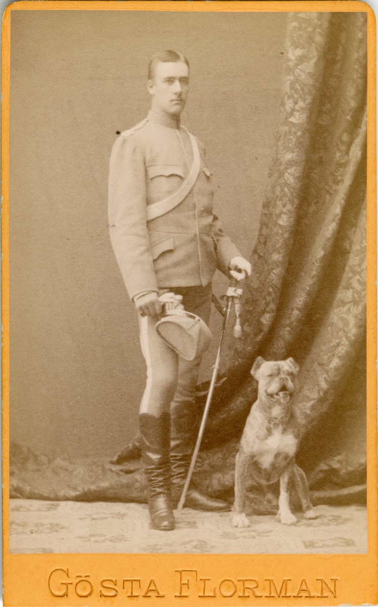 Porträtt av Claes Erik Peyron, underlöjtnant vid Livgardet till häst K 1.
Se även bild AMA.0008290.