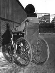 En eldre kvinne i rullestol