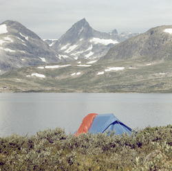 Fjellteltet og tyin mot Falketind, Jotunheimen