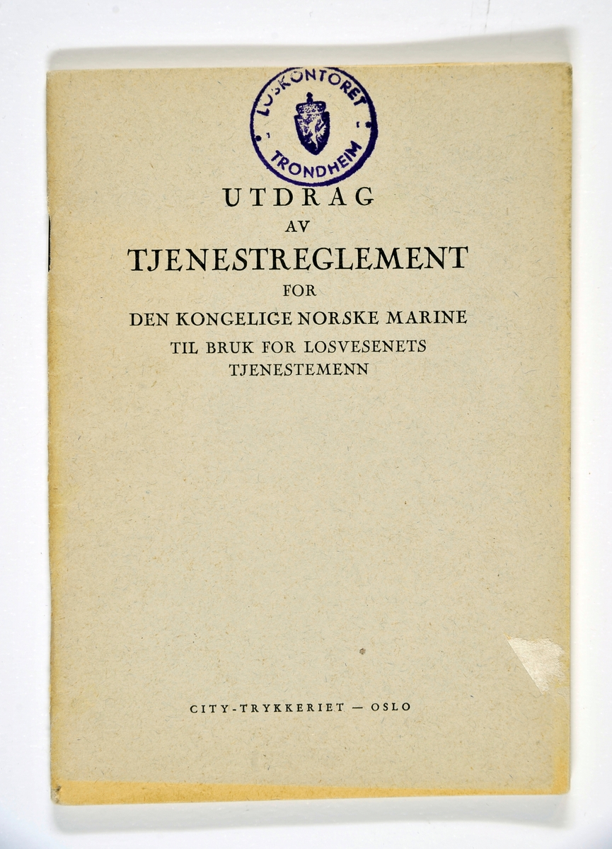 Et hefte som inneholder utdrag av tjenestereglementet for Den Kongelige Norske Marine til bruk for Losvesenets tjenestemenn.
Heftet er på 43 sider. Omslaget er grågrønn papp og det er stiftet i ryggen.