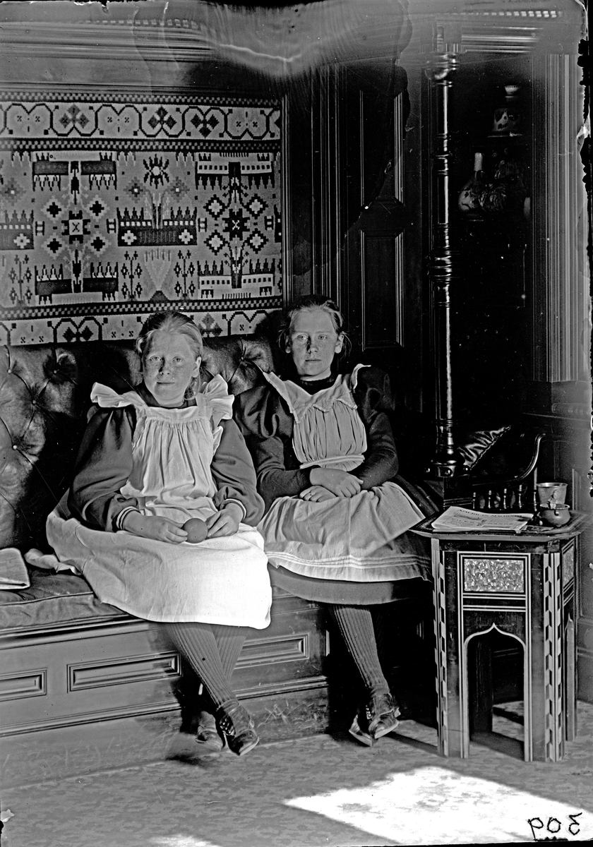 Marit och Anna Hallström i tabernaklet.
Fotograf okänd.
