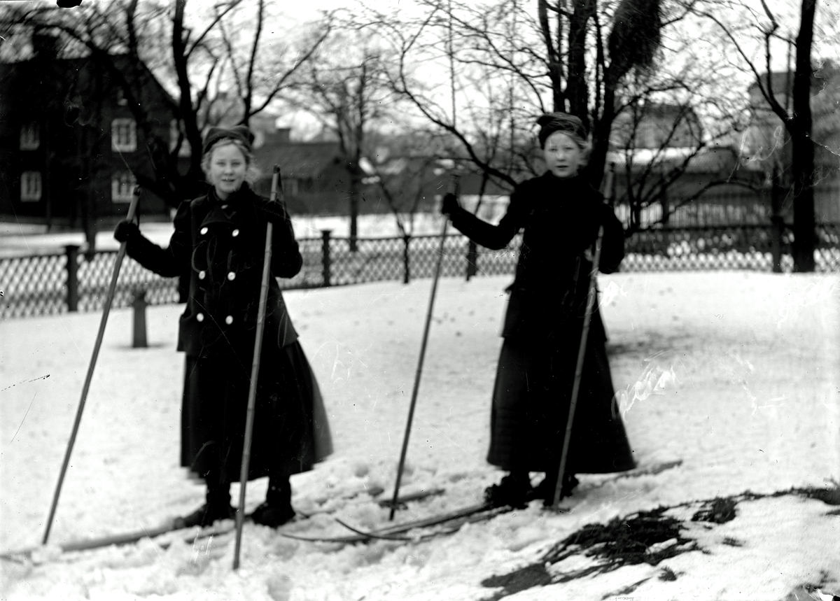 Karin och Helena Hallström på skidor, Januari 1903.