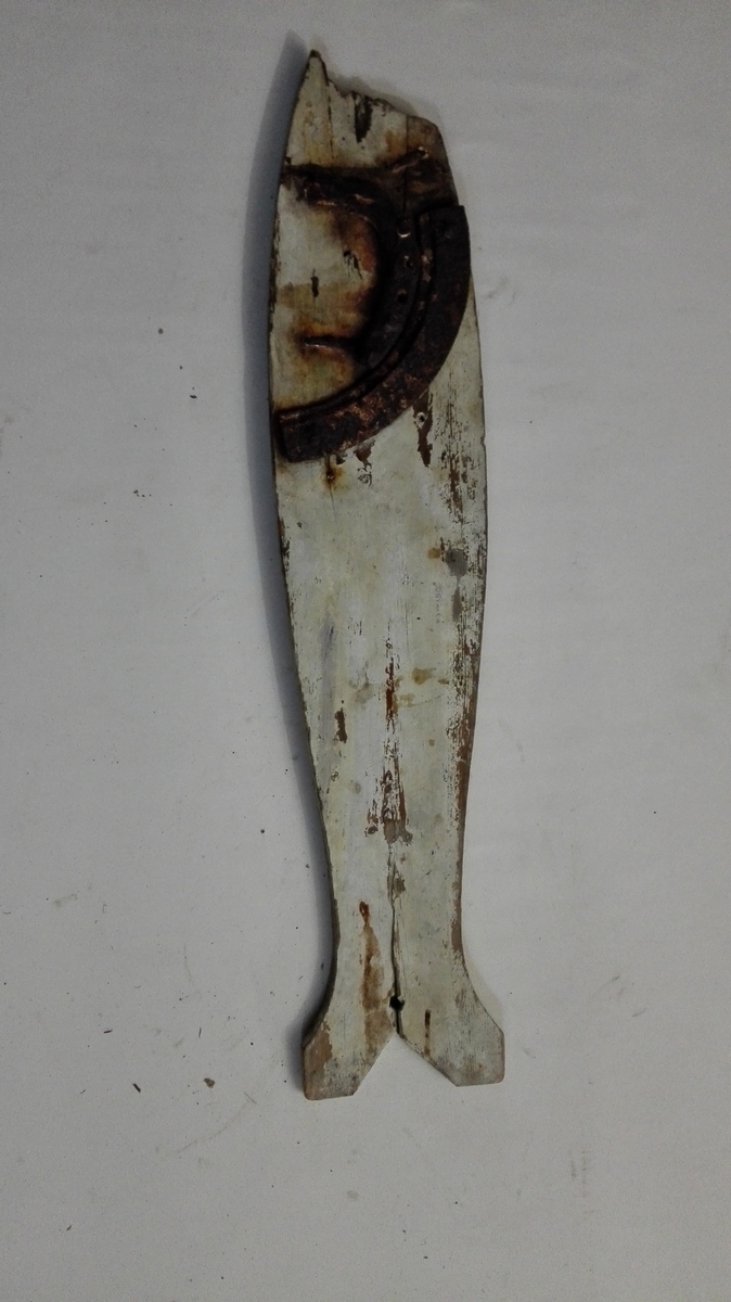 Form: Fiskeliknande
1 "skimla".

En skimla, fiskelignende, hvitmalt fiskeskræmmer, benyttet under brislingfiske med not til at skræmme silden fra not-öinedn (not-enderne) ind i noten. (Konf. "Folkemunn" B XII, pag. 172). 
I et hul i skimlens hale fæstes et snöre, paa den motsatte side er paaslaaet 1/2 hestesko og 2 stykker av en ovnsring forat faa den til at synke i sjöen. de to baater, der manövrerer "öreduvlet" er forsynt med hver sin "skimle", som de, naar sildestimen nærmer sig notöret lar synke og hæve i sjöen forat skremme silden ind igjen i noten.
Avbrudt i nedre spids.

Gave fra gaardbruker Ole Iversen Næsset, Amble.