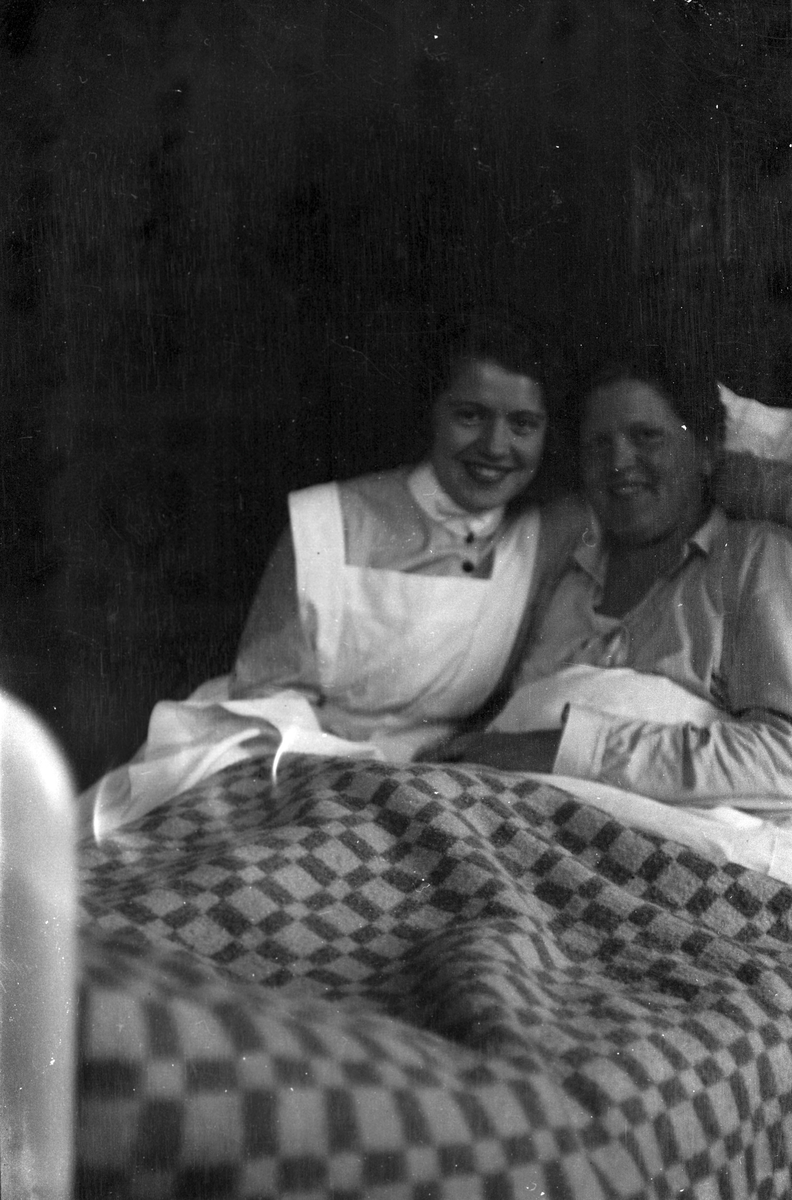 Elna Brundin tillsammans med en sjuksköterska på Berlins sjukhem.