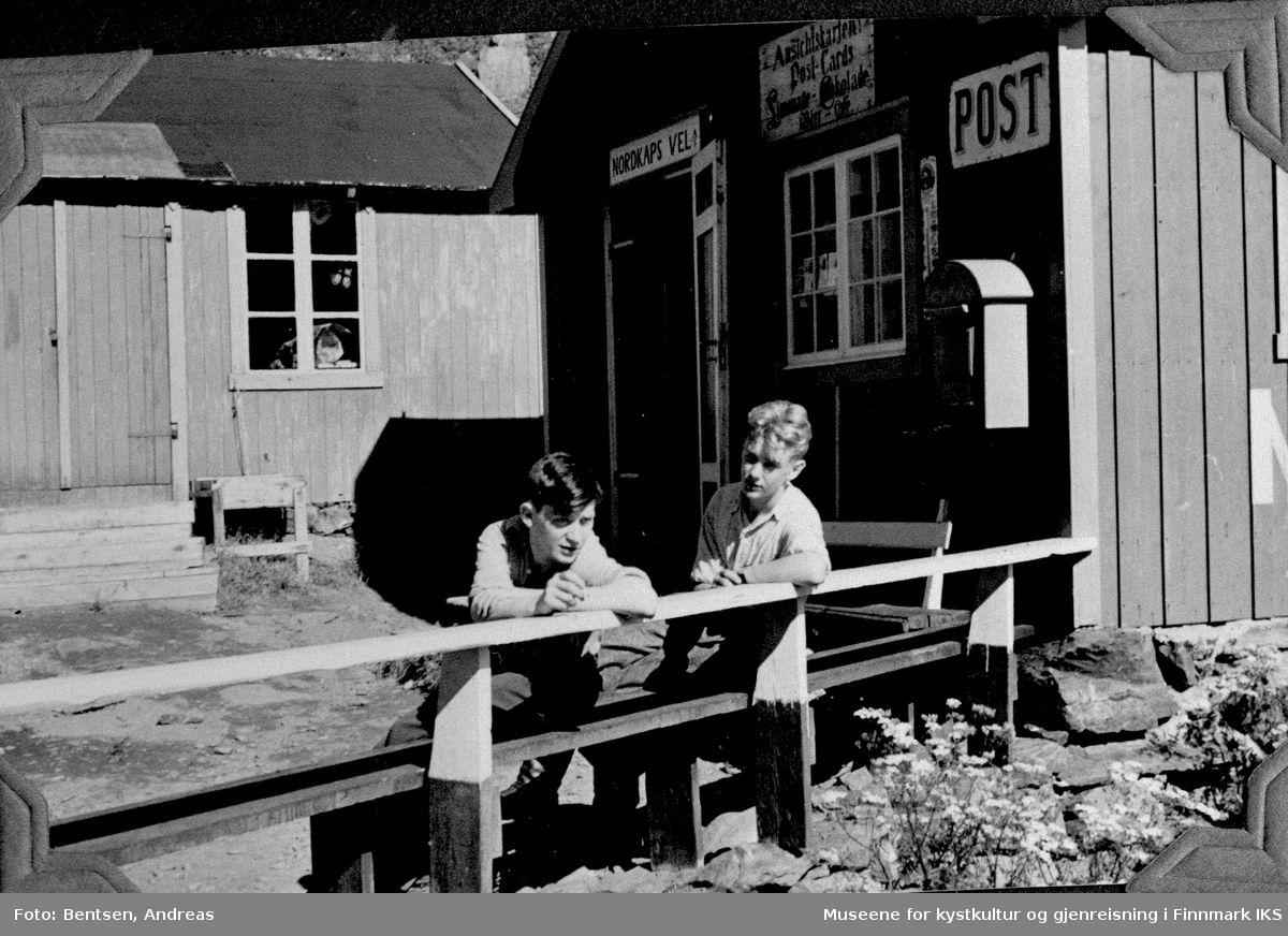 To unge menn utenfor postkontoret i Hornvika. T.h. antatt Andreas Bentsen, t.v. kanskje Paal Elde. 1934-1941.