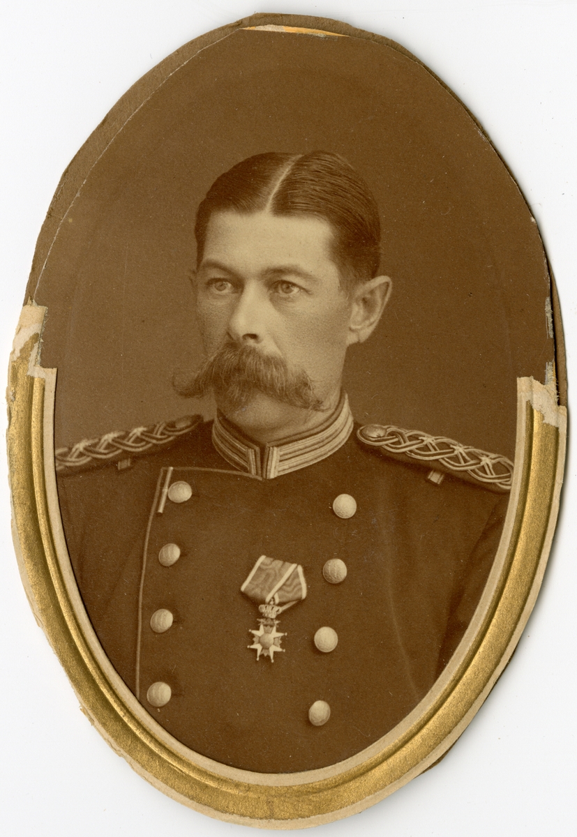 Porträtt av Gustaf Werner von Schwerin, kapten vid Västmanlands regemente I 18.

Se även bild AMA.0002345 och AMA.0005513.