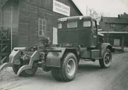 FWD lastebil med Cummins dieselmotor og trekkvogn for tømmer