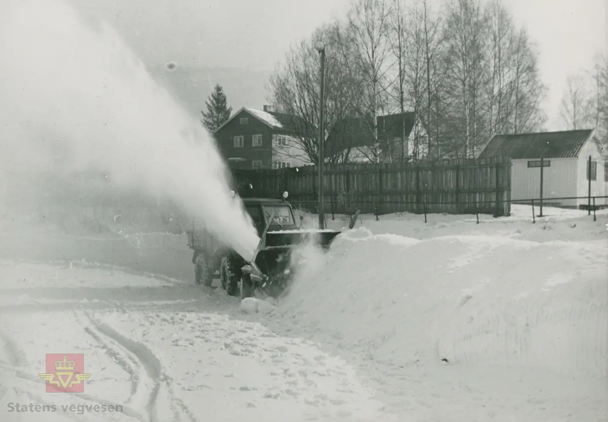 Demonstrasjon av Rolba produkter. Unimog lastebil  med snøfreser. Klikk på pilen til høyre for å se flere bilder.