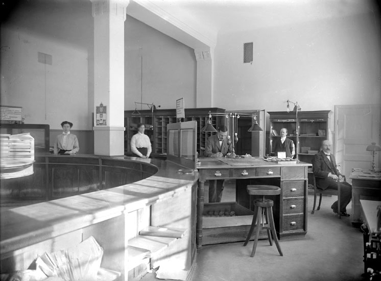 Anställda på postkontoret i Post- och riksbankshuset, ca. 1912.