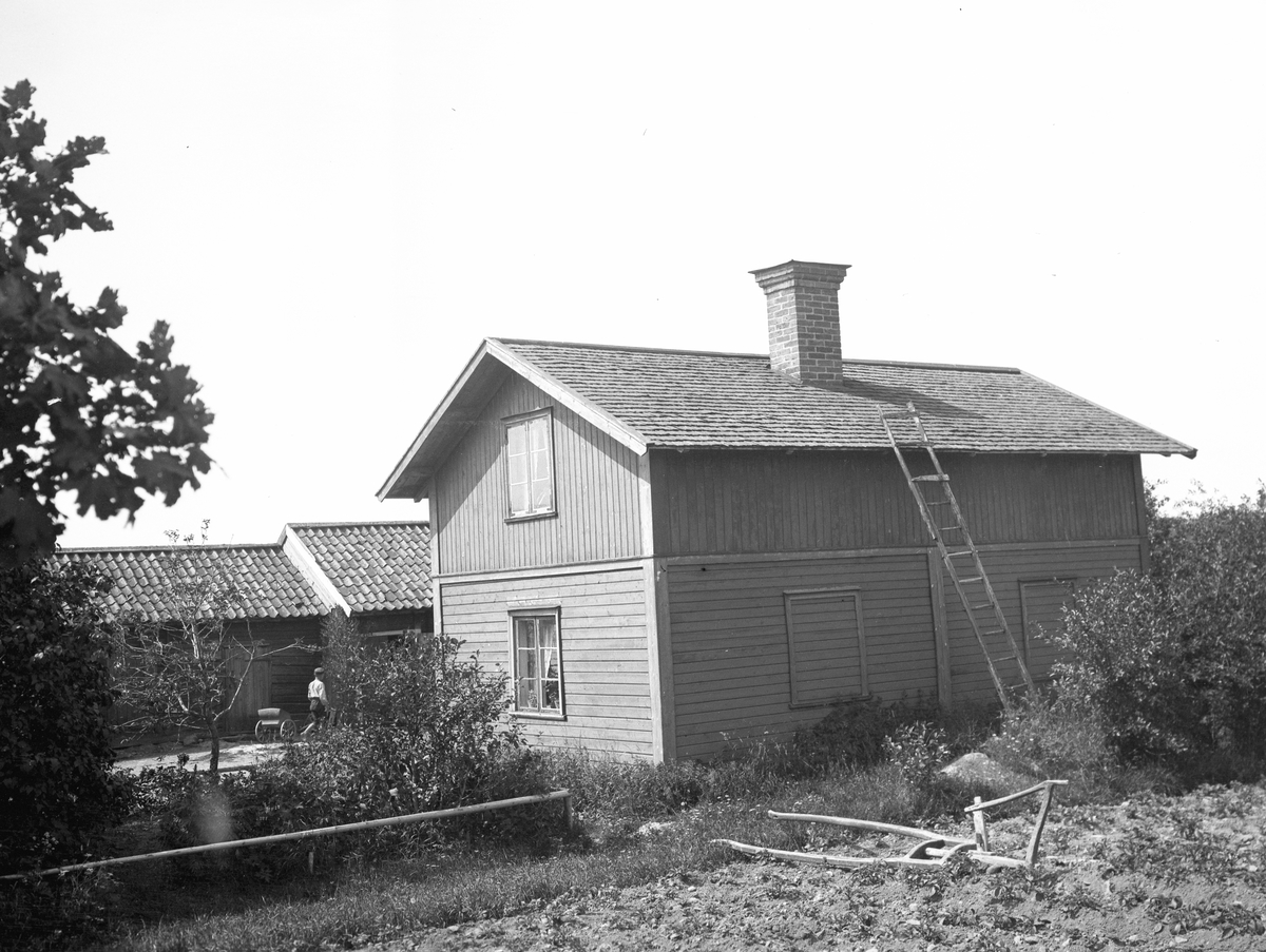 Stugorna vid Hemlingby. (Huset till höger alldeles innan vägen upp till Gubbäck). År 1906.