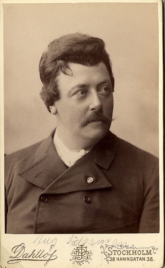 Porträtt (bröstbild, halvprofil) av kompositören m.m. August Söderman (?). 
Under fotot text med blyerts: "August Söderman".