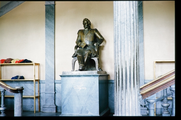Statyn av Esaias Tegnér i läroverkets trapphall. Växjö, 1963.