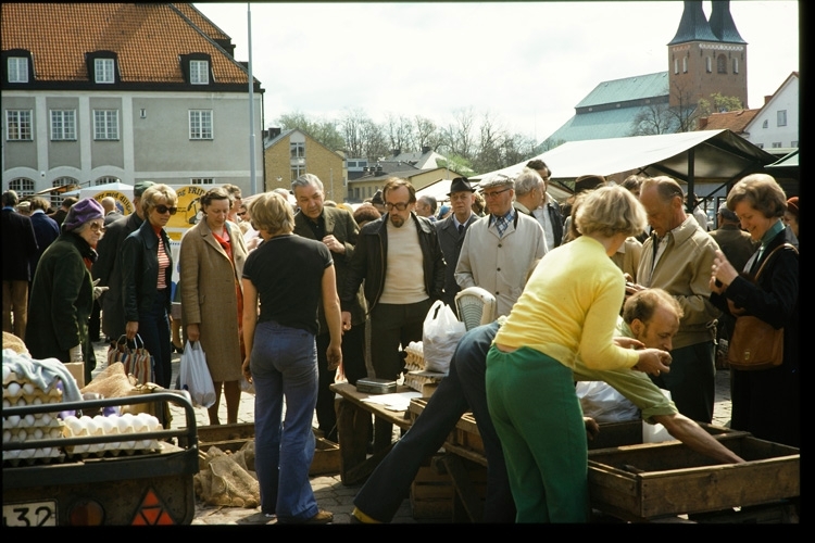 Potatis- och äggförsäljning på torget i Växjö. Våren 1976.