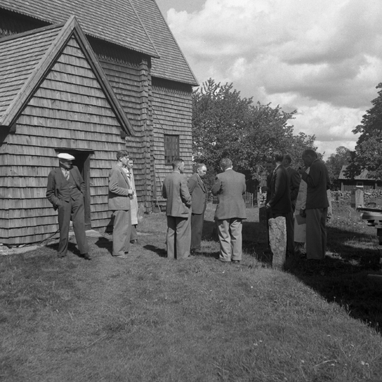 En grupp män vid Granhults kyrka.
