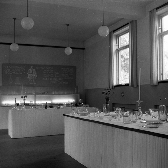 Glasutställning i Smålands Museum. 1952.