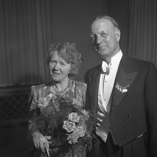 Fru Brita Brilioth, f. Söderblom, maka till dåv. biskop Yngve Brilioth, och en okänd man i frack, vid avskedsfesten för biskop Brilioth på Stadshotellet, Växjö 1950.